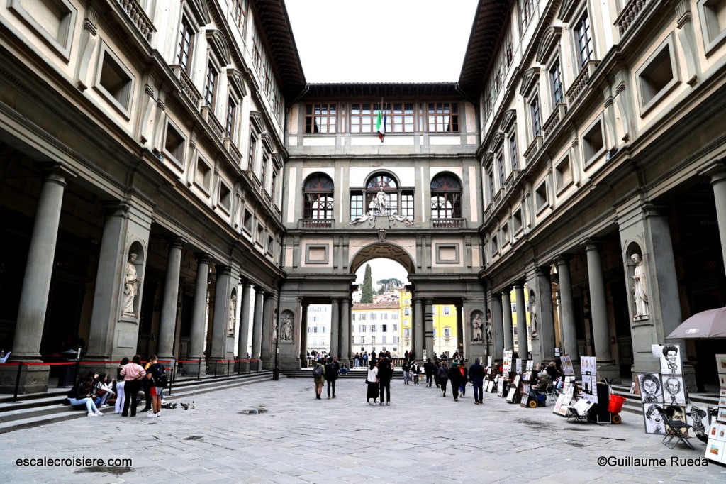 Piazzale degli Uffizi - Florence